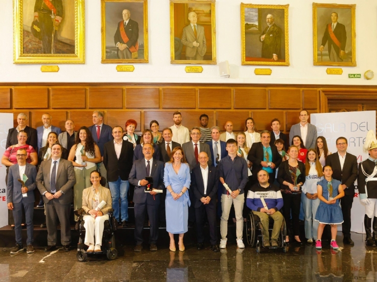 La alcaldesa Natalia Chueca entrega al CN Helios la Medalla al Mérito Deportivo Ciudad de Zaragoza La alcaldesa Natalia Chueca entrega al CN Helios la Medalla al Mérito Deportivo Ciudad de Zaragoza