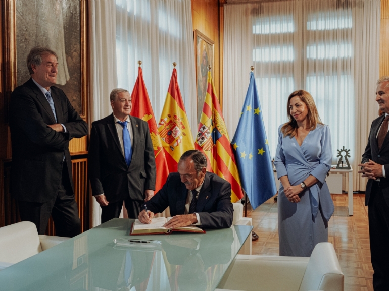 La alcaldesa Natalia Chueca entrega al CN Helios la Medalla al Mérito Deportivo Ciudad de Zaragoza La alcaldesa Natalia Chueca entrega al CN Helios la Medalla al Mérito Deportivo Ciudad de Zaragoza