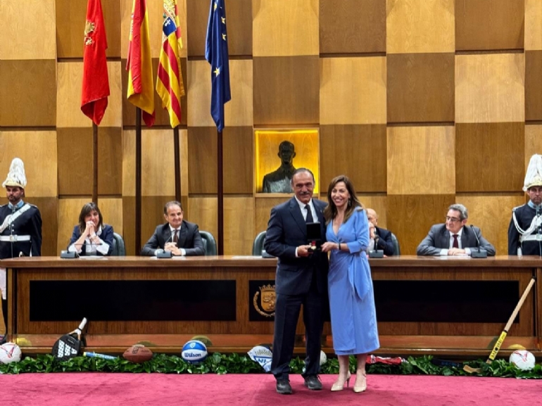 La alcaldesa Natalia Chueca entrega al CN Helios la Medalla al Mérito Deportivo Ciudad de Zaragoza La alcaldesa Natalia Chueca entrega al CN Helios la Medalla al Mérito Deportivo Ciudad de Zaragoza