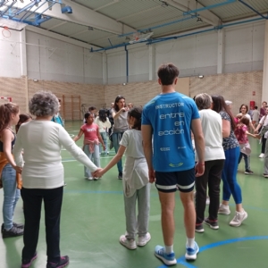 Jornada Intergeneracional entre usuarios/as del programa «Actividad Física para adultos y mayores de 67 años» y niños de educación primaria