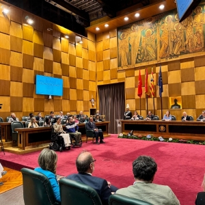 La alcaldesa Natalia Chueca entrega al CN Helios la Medalla al Mérito Deportivo Ciudad de Zaragoza