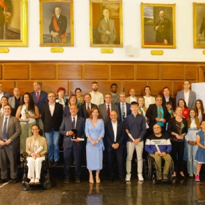 La alcaldesa Natalia Chueca entrega al CN Helios la Medalla al Mérito Deportivo Ciudad de Zaragoza