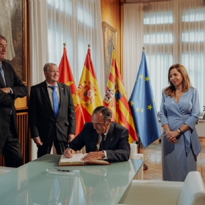 La alcaldesa Natalia Chueca entrega al CN Helios la Medalla al Mérito Deportivo Ciudad de Zaragoza
