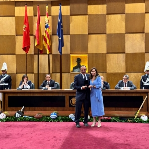 La alcaldesa Natalia Chueca entrega al CN Helios la Medalla al Mérito Deportivo Ciudad de Zaragoza